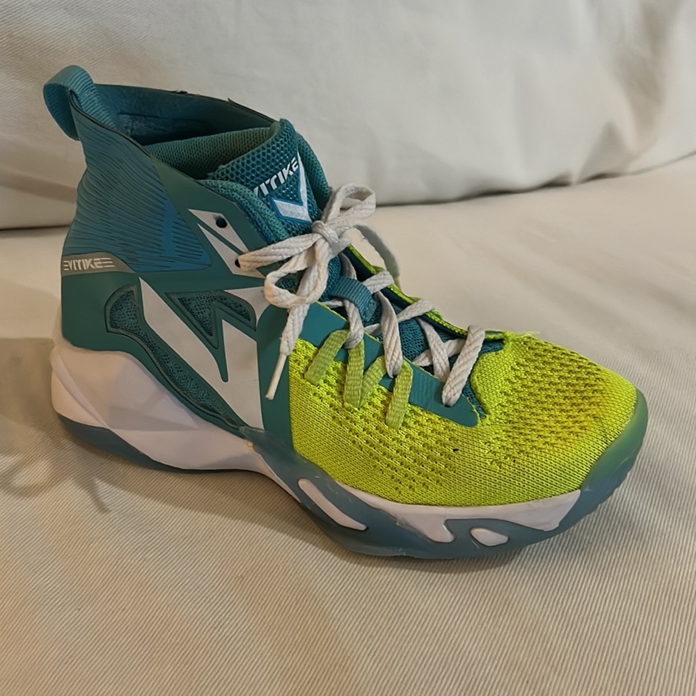 Vitike  sneakers big kid size 4  (36)